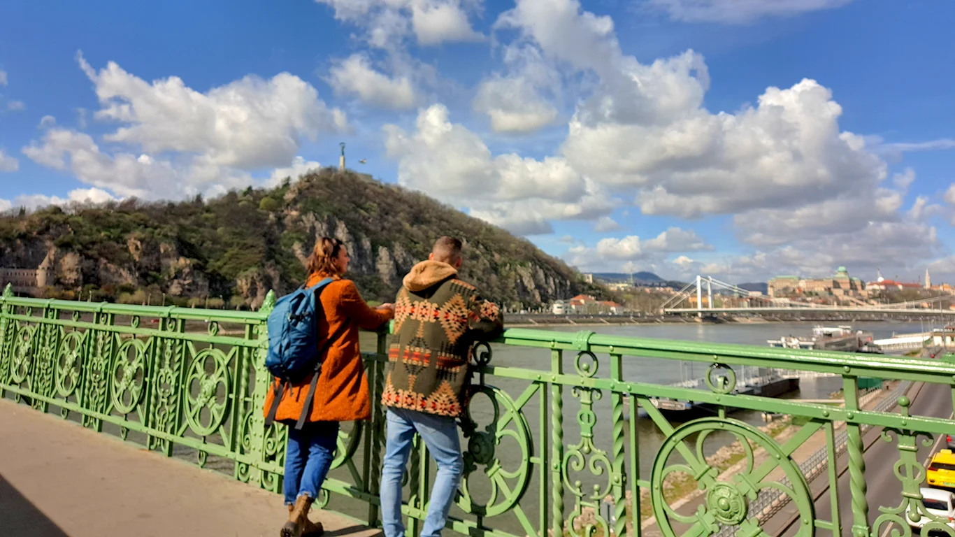Mirando por un puente de Budapest