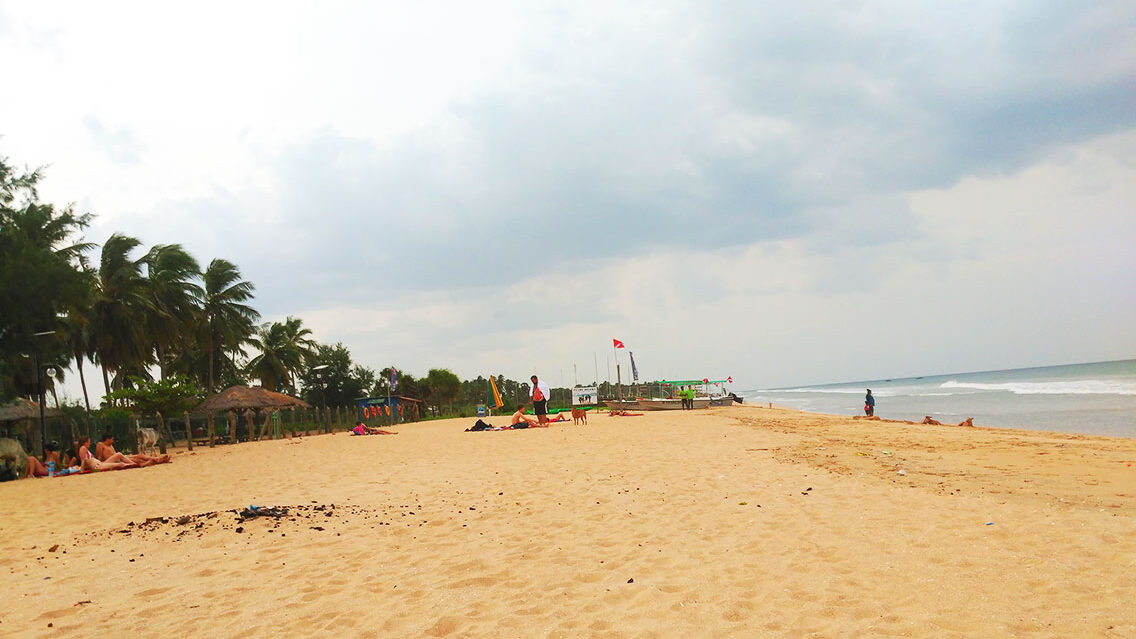 Date un baño en la playa de Trincomalee