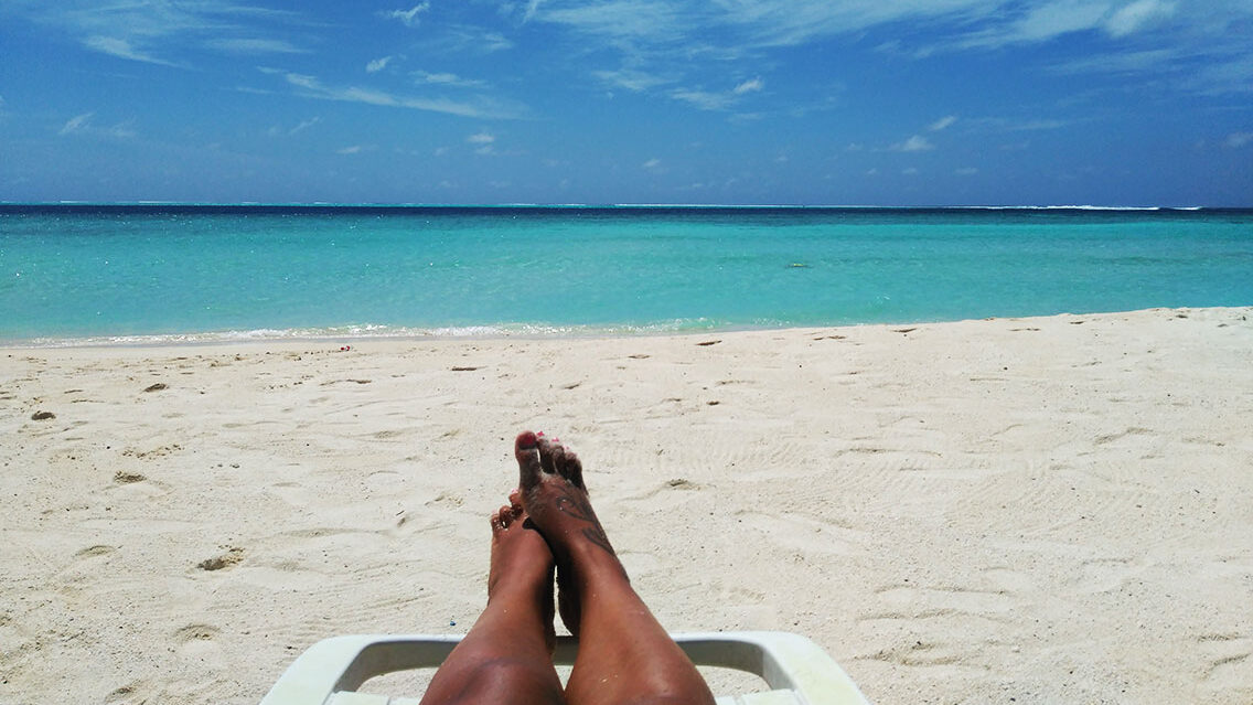 Tumbada en una playa de Maldivas