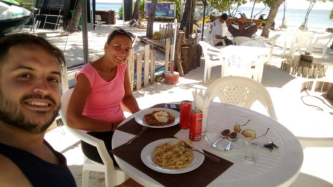 Pareja comiendo en un restaurante de Las Maldivas