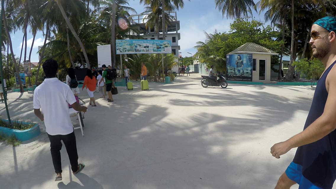Personas caminando por la isla de Maafuchi