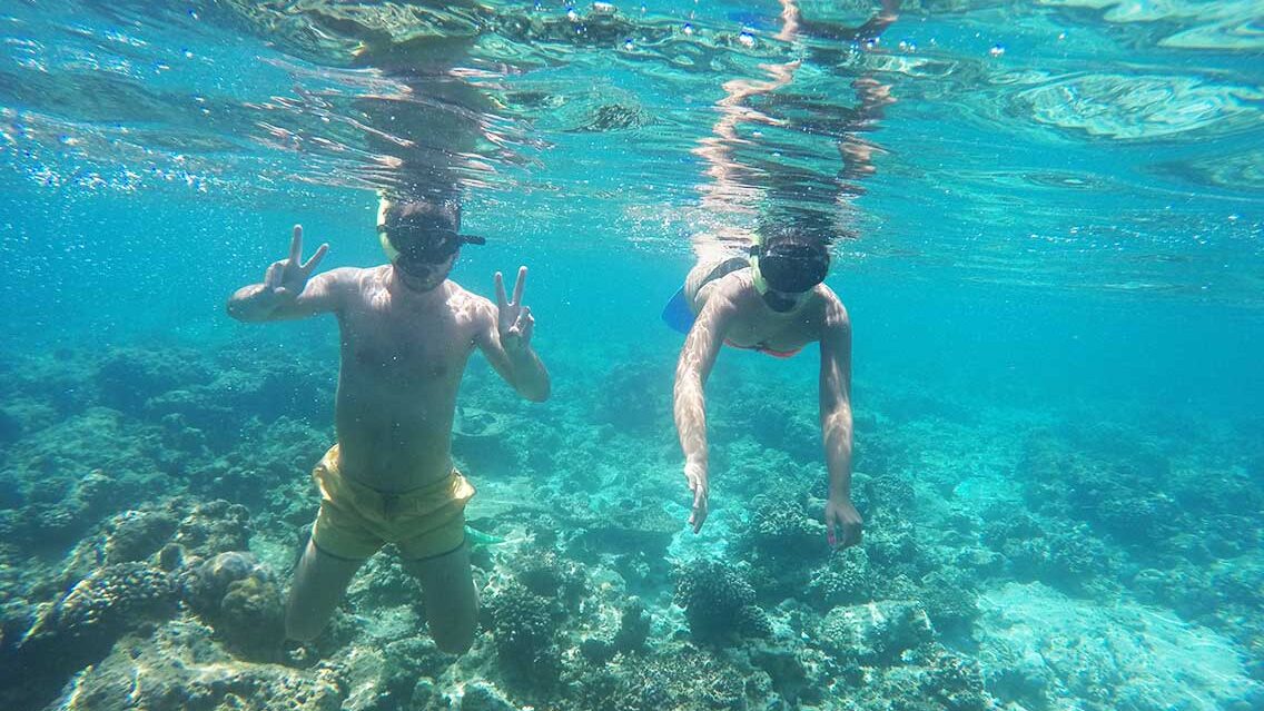 Pareja practicando snorkel en Las Maldivas