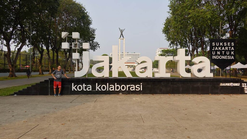 Joan posando junto al cartel de bienvenida de Yakarta en el Parque Taman Lapangan Banteng.