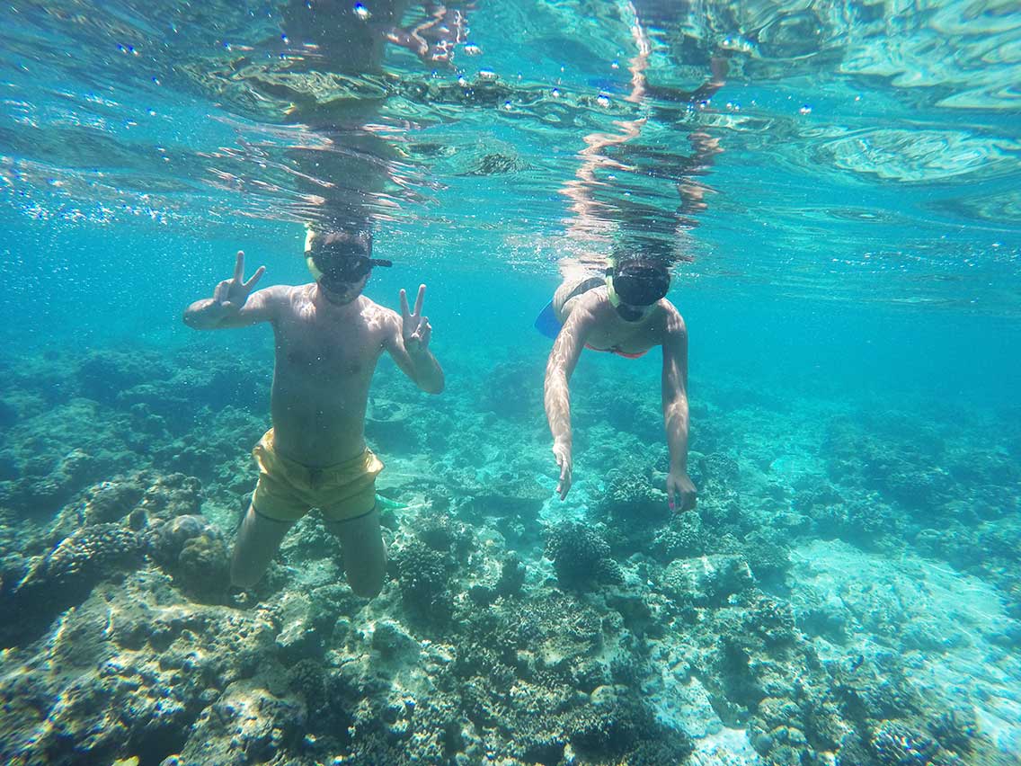 Hacer snorkeling por la isla