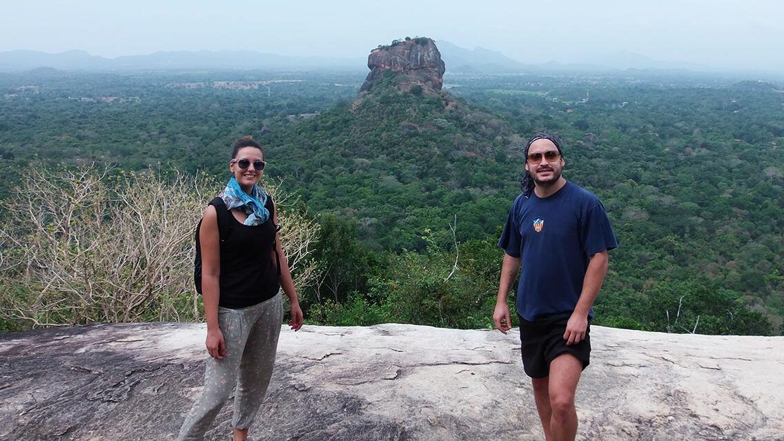 Vistas espectaculares de Lion Rock de Sigiriya desde Pidurangala Rock