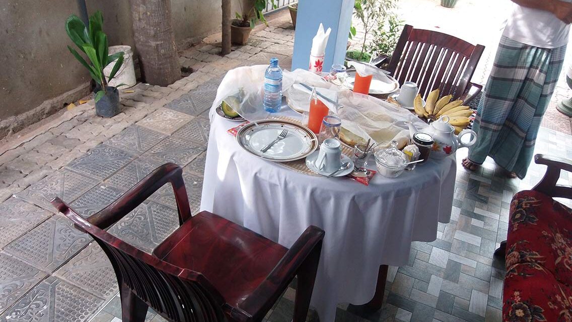 Desayunando antes de partir a Sigiriya