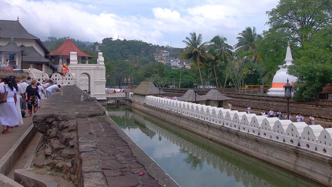 Paseando por un patio en Sacred City of Kandy