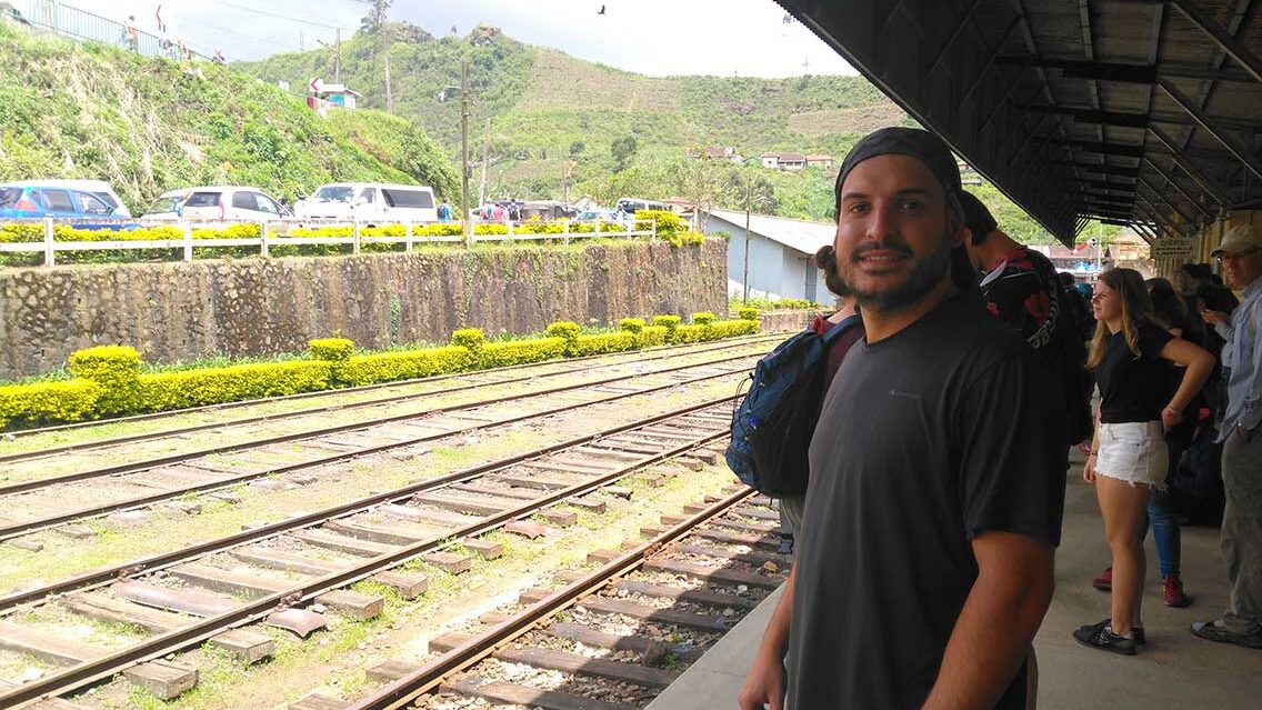 Esperando el tren en la estación de estación de Nanu Oya