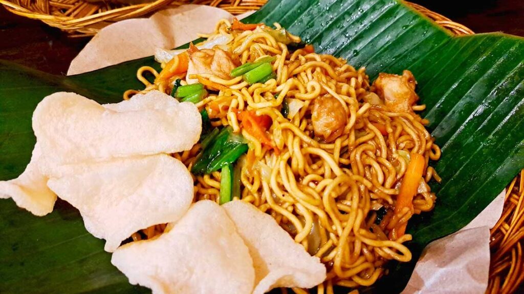 Noodles con crujientes kerupuk en la cocina indonesia.