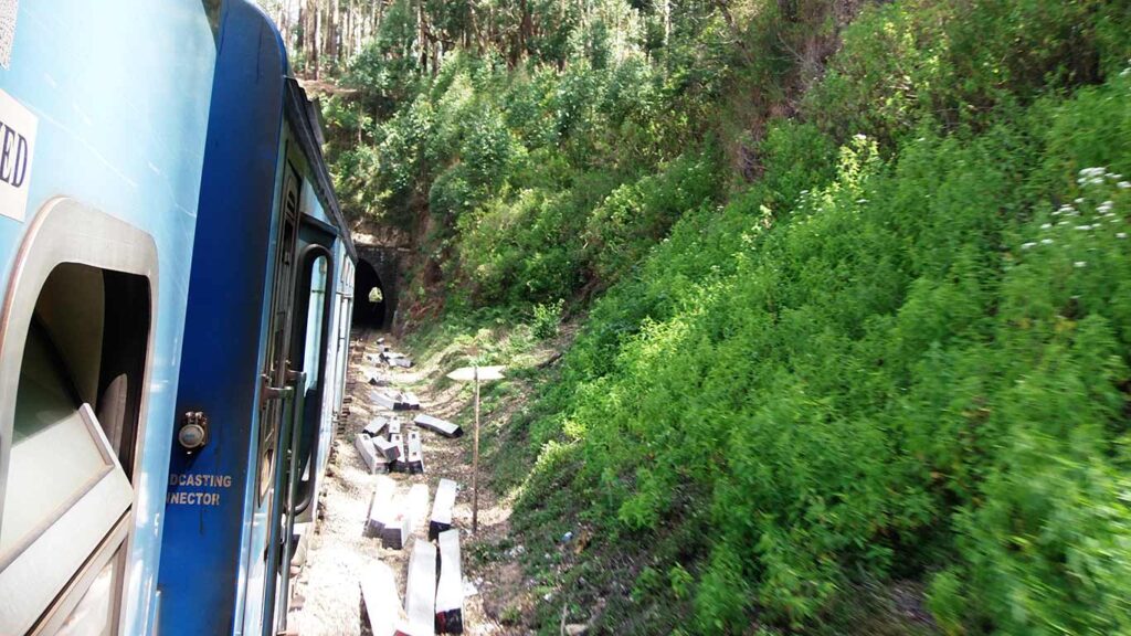 Tren azul recorriendo las montañas de Sri Lanka.