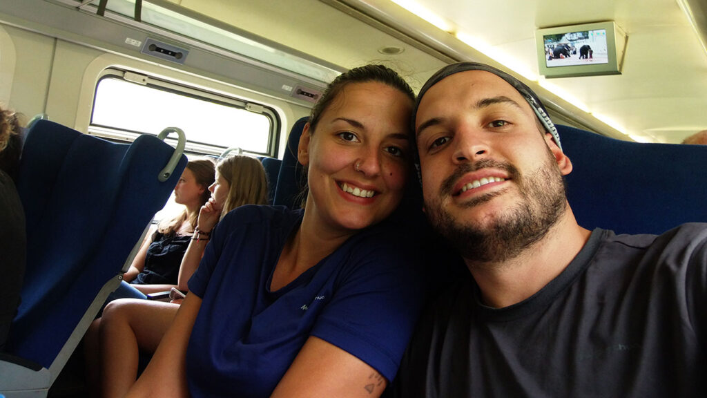 Pareja viajando en primera clase en el tren de Nanu Oya a Ella.