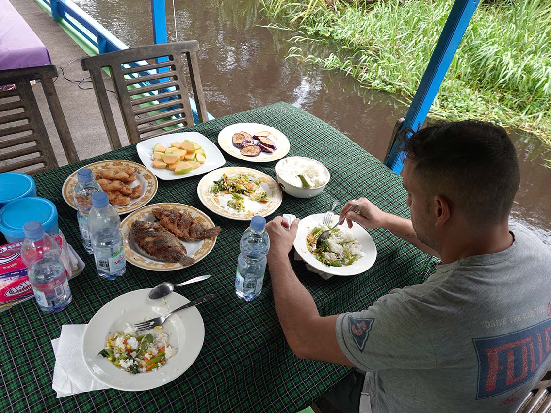 Comiendo en el barco