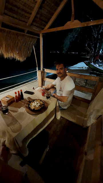 Cena en un restaurante al lado de mar