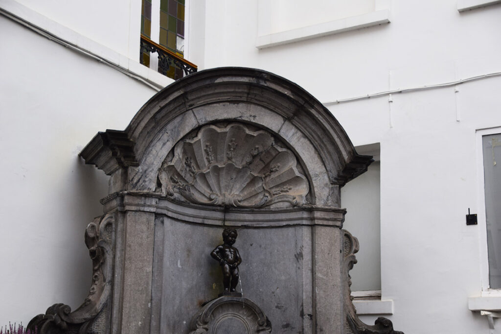 Estatua del Manneken Pis en el centro histórico de Bruselas.