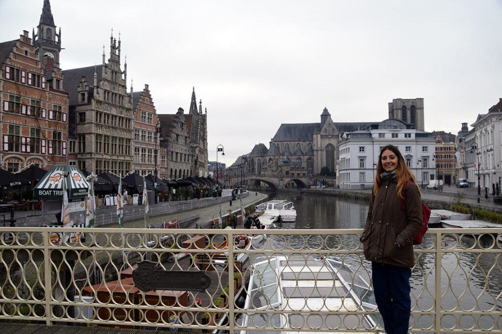 Viajera junto a los canales del centro histórico de Gante, Bélgica.