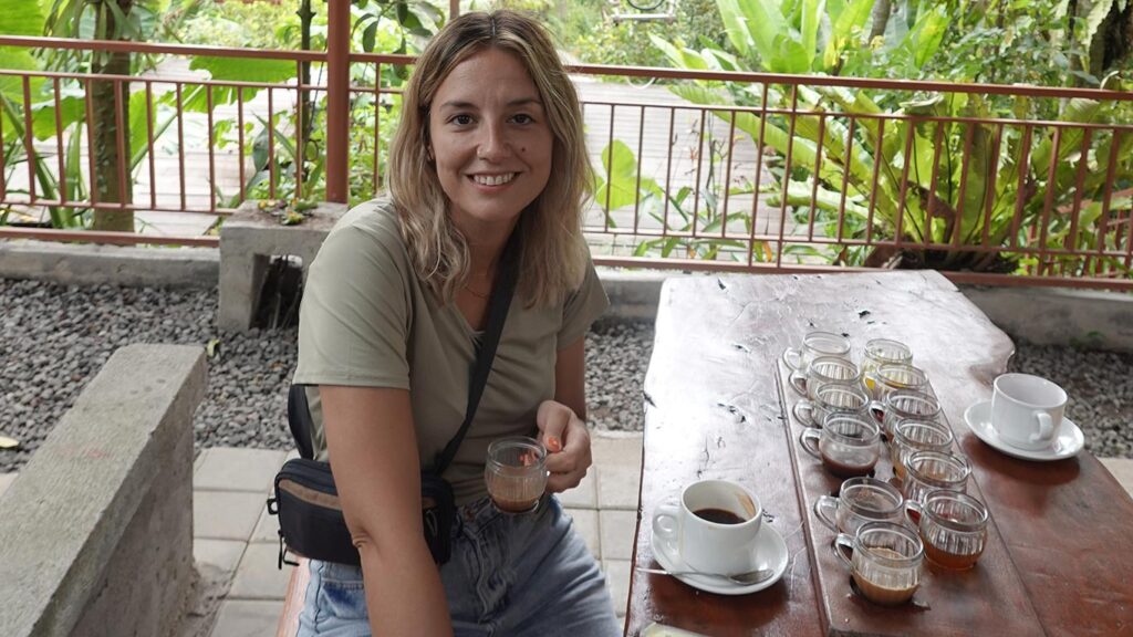 Noelia realizando una cata de café tradicional en una granja de Ubud.