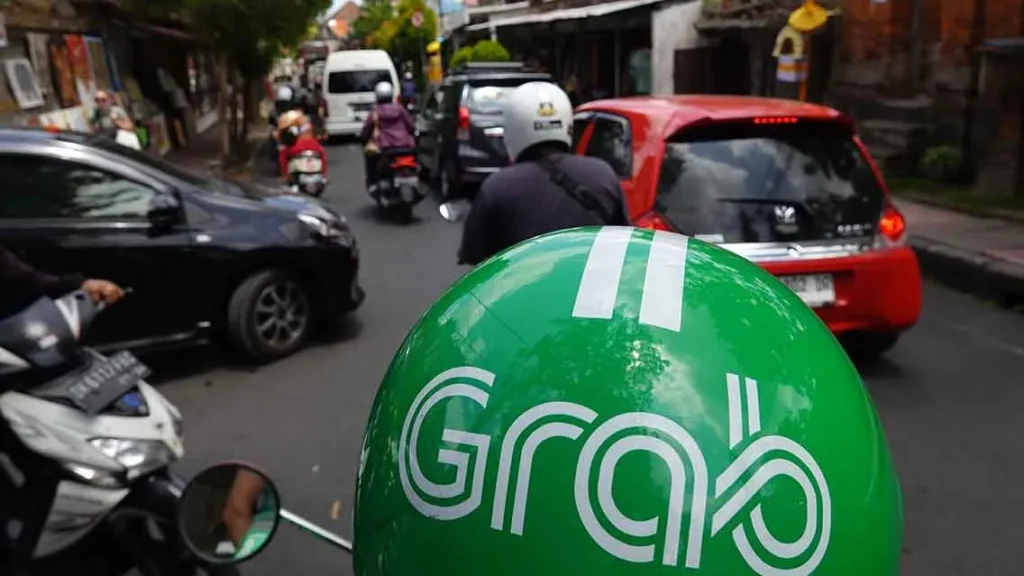 Noelia montada en una moto de la app Grab en Bali.