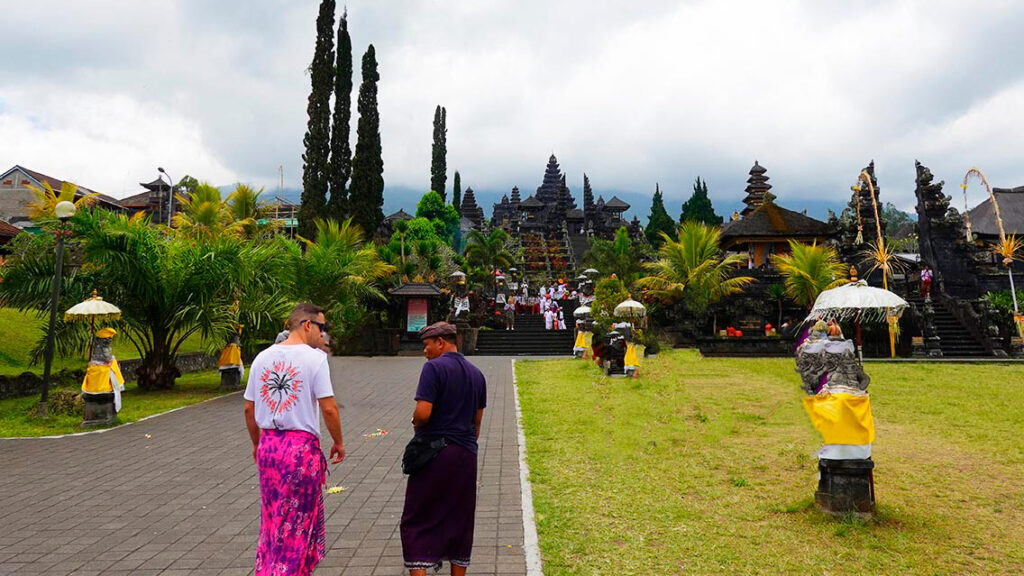 Joan hablando con Agus, nuestro guía local, frente a un templo en Bali.