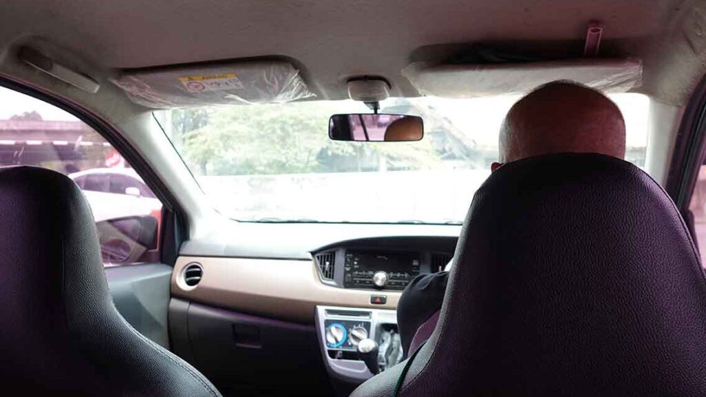 Interior del coche de nuestro traslado privado desde el aeropuerto de Bali.