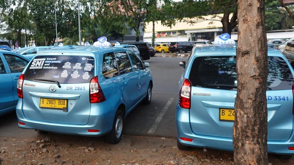 Taxi oficial en la calle en Indonesia.