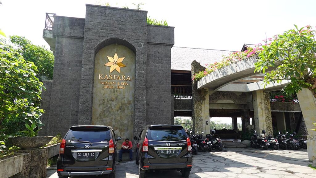 Entrada de un hotel de lujo en Bali con coches privados.