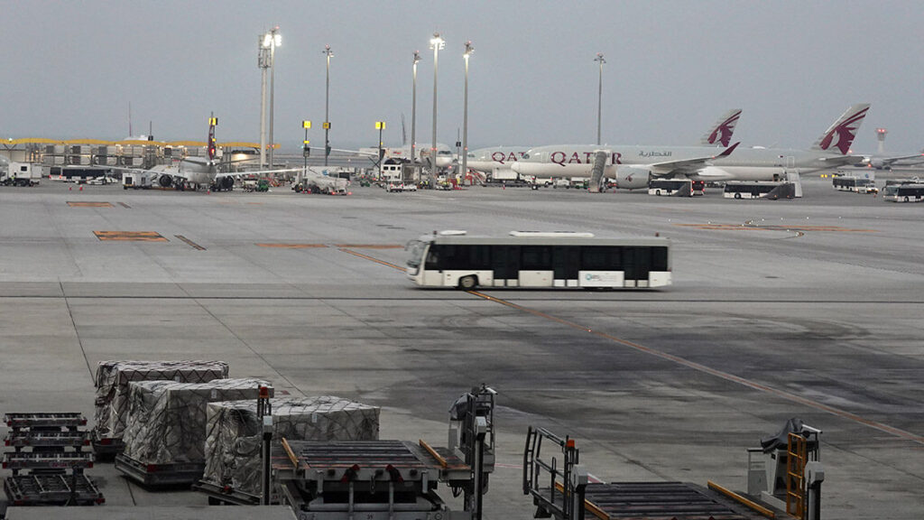 Vista de un avión sobre el aeropuerto de Doha.