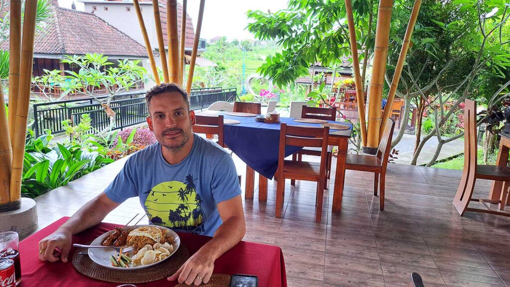Joan cenando en restaurante Bali.