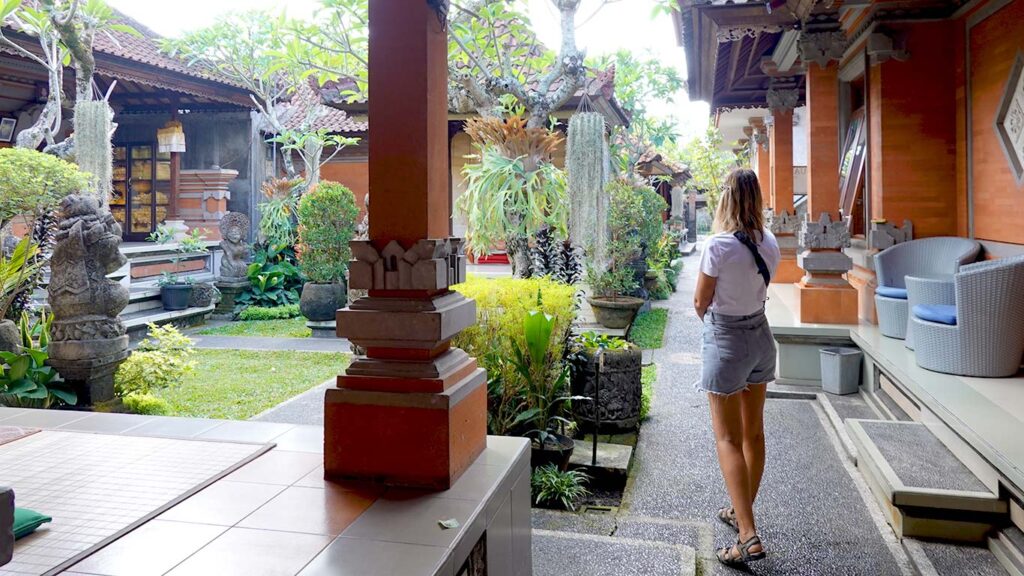Noelia descansando en el acogedor interior de nuestro hotel en Ubud, el KT. Kuaya Home Stay.