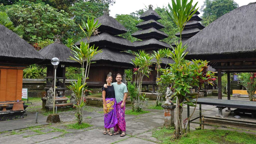 Joan y Noelia con sarong en templo.