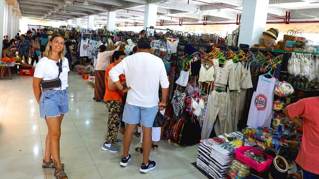 Regateando en mercado local.