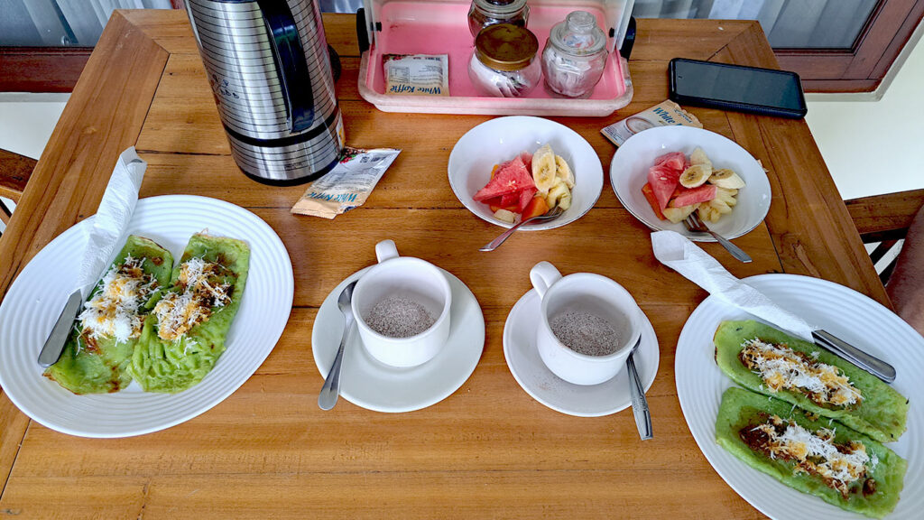 Platos de comida indonesia servidos en un restaurante de Ubud.