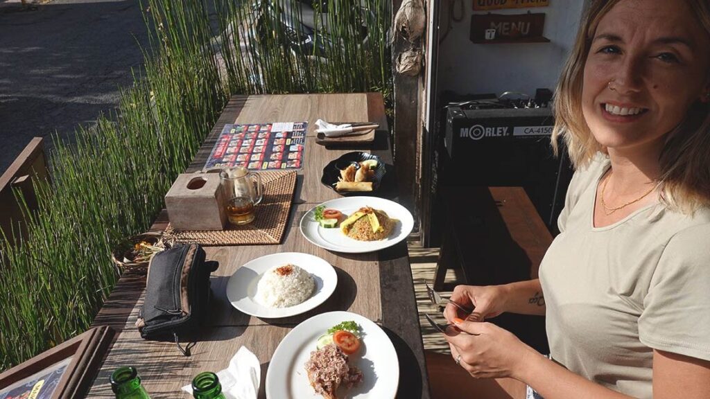 Comida indonesia en Warung Rodja de Ubud.
