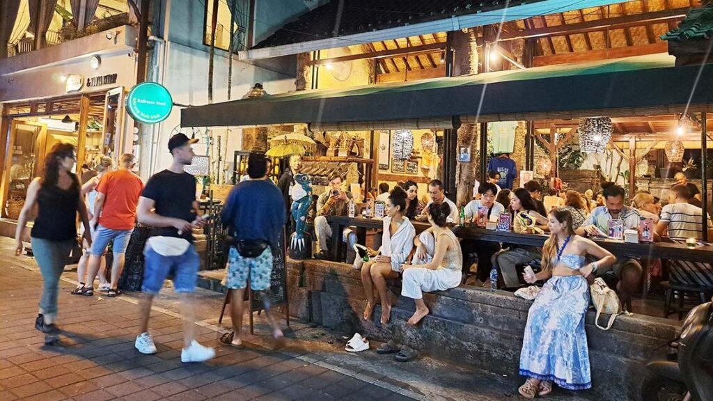 Terraza del Restaurante Warung biah biah Balinese fooden Ubud lleno de clientes.