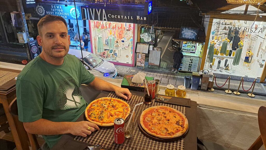 Joan comiendo una pizza en el Restaurante Mozzarella en Ubud. 