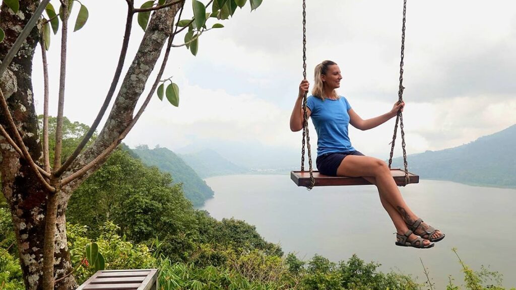 Noelia columpiándose en Wanagiri Hidden Hill con vistas a los lagos de Bali.