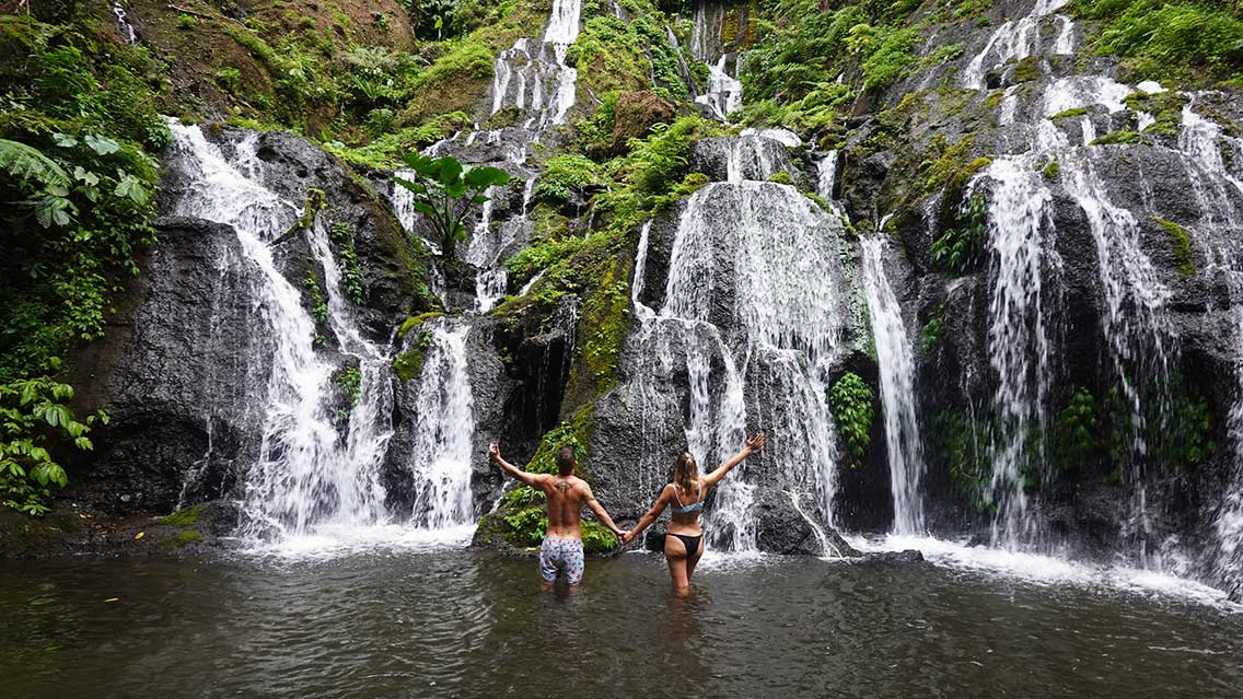 Noelia y Joan en la cascada escondida Pucak manik en Bali lejos de las masas.