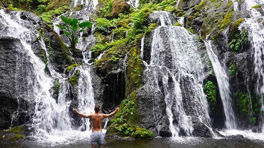 Detalle de la cascada de manantial natural en Pucak Manik Waterfall.