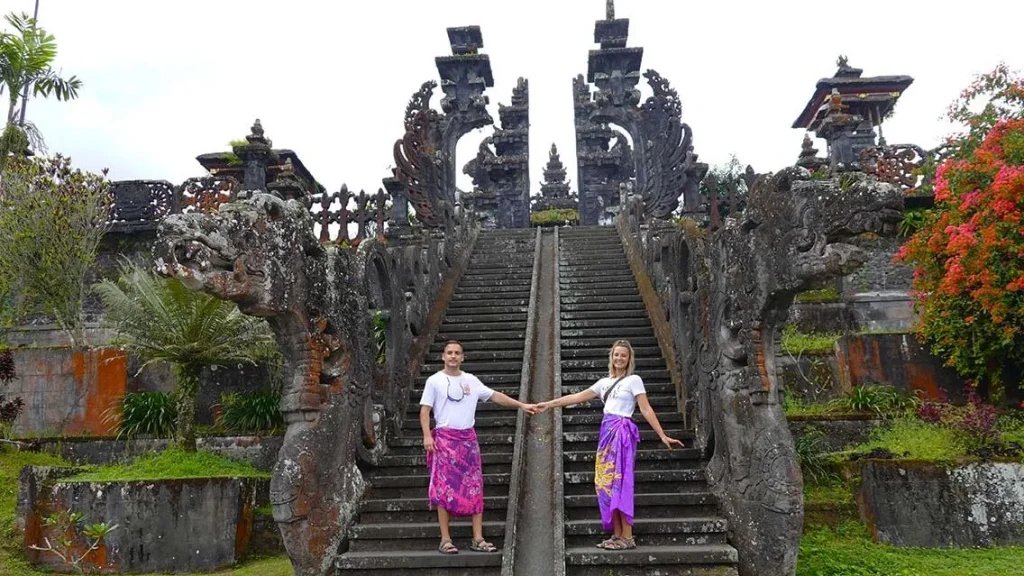 Puerta tradicional templo Bali.