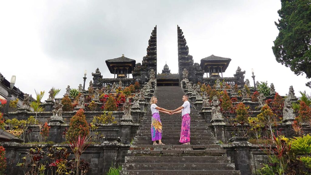 Joan y Noelia en la icónica puerta del cielo en el Templo Madre de Bali.