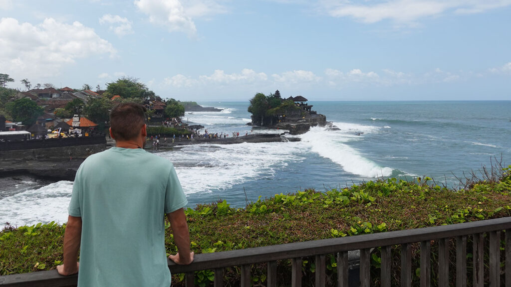 Joan observando a lo lejos el famoso templo marino de Tanah Lot en la costa de Bali.