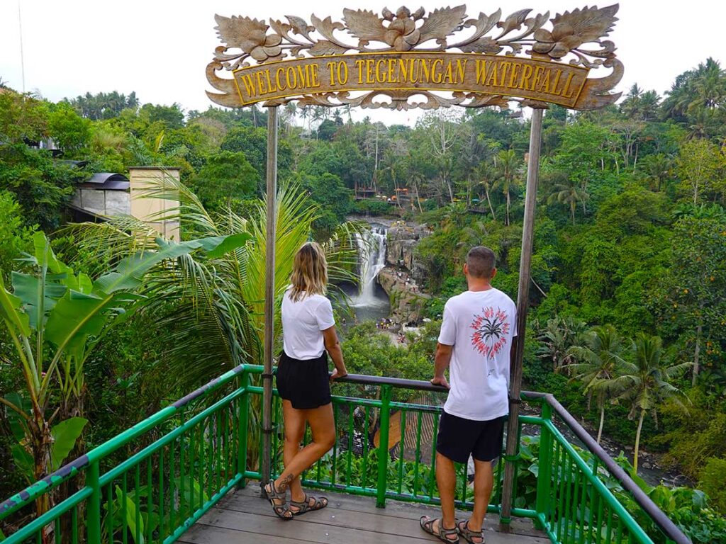 Noelia y Joan en el mirador panorámico de Tegenungan Waterfall.