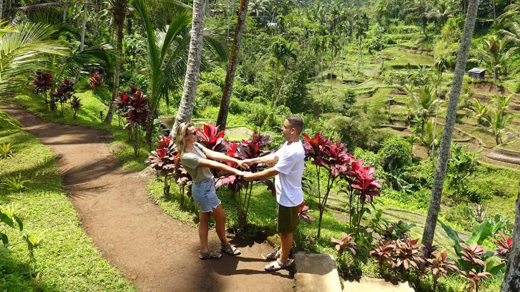 Noelia y Joan en una plantación de arrozales de Bali