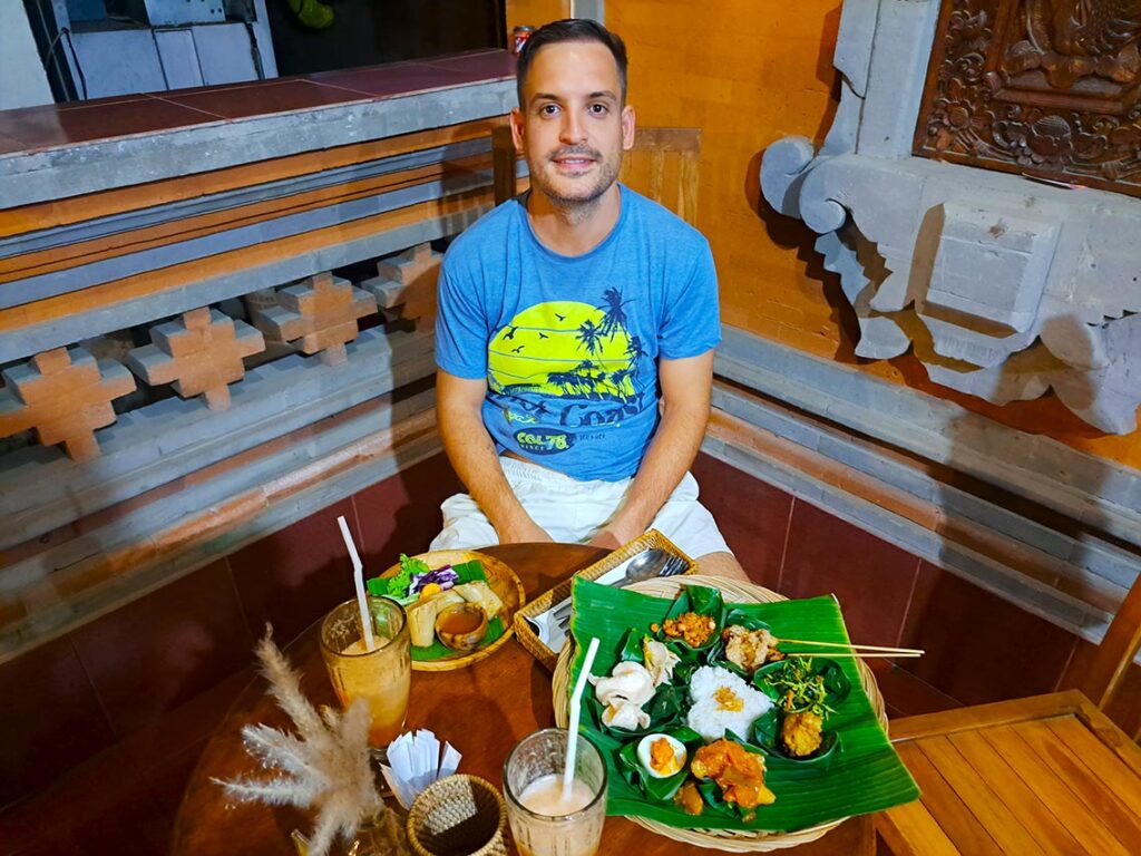 Joan disfrutando de la cena en un warung tradicional local llamado Restaurante Adi Warung.