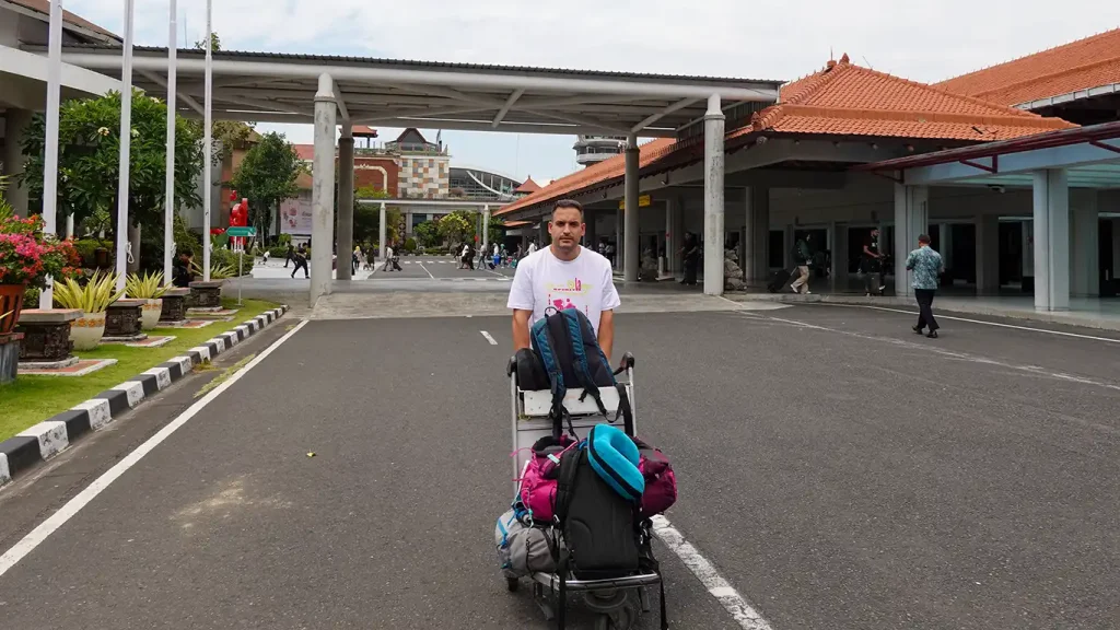Joan con la maleta en la zona de llegadas del Aeropuerto Internacional de Denpasar.