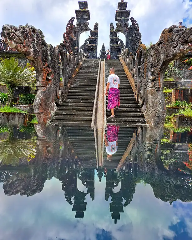Joan simulando el efecto reflejo con un espejo en el Templo Madre de Besakih.