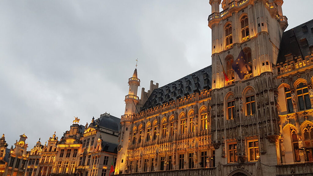 Ayuntamiento y árbol de Navidad de la Grand-Place de Bruselas.