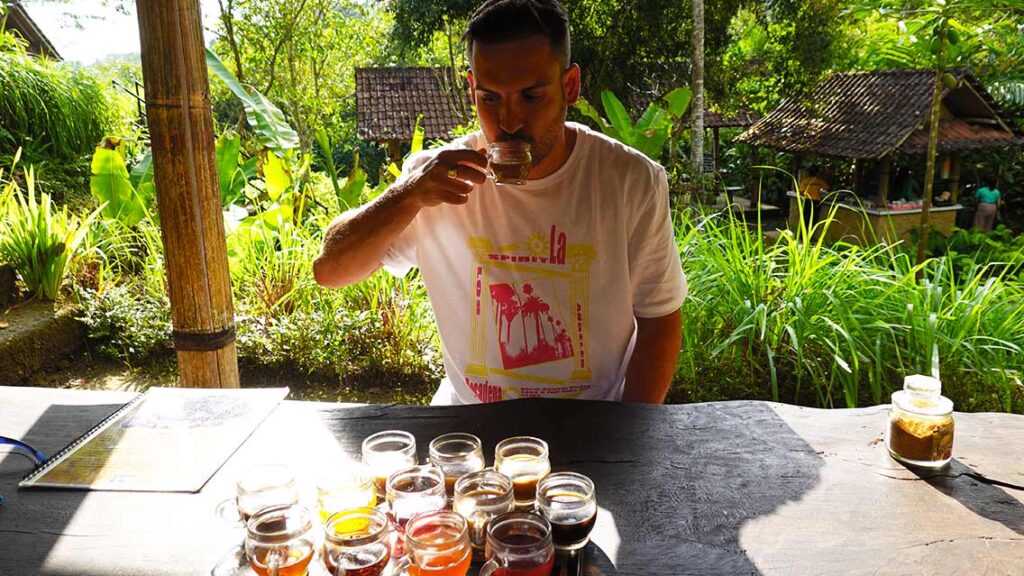 Joan haciendo cata gratuita de tés y cafés en CatPoo Chino, Satria Agrowisata.