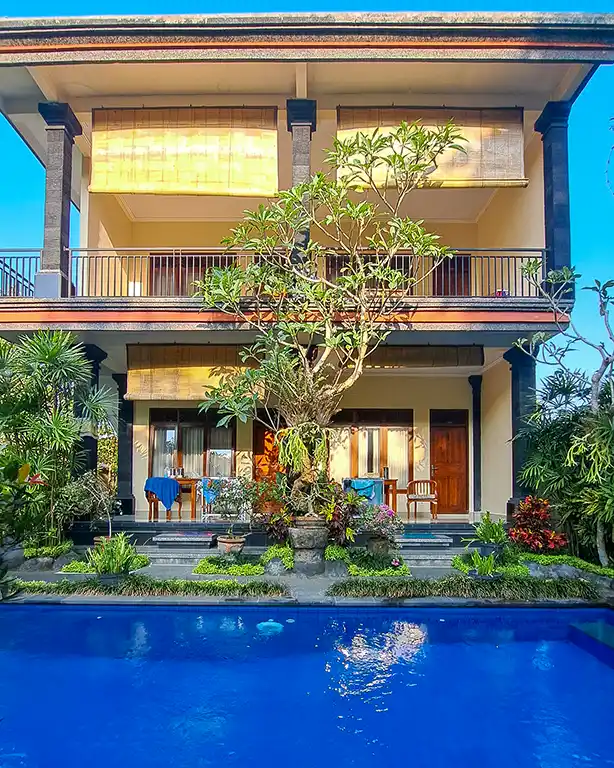 Piscina y exterior de la villa tradicional en nuestro hotel Kt.Kuaya Homestay de Ubud.