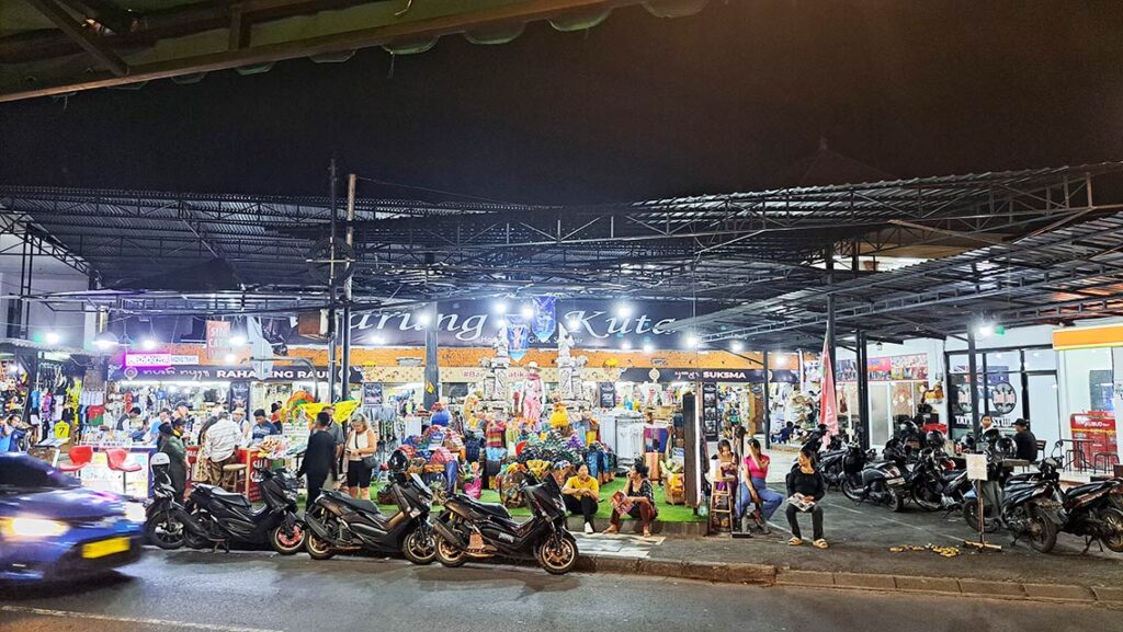 Mercado nocturno y tiendas en Kuta, Bali.
