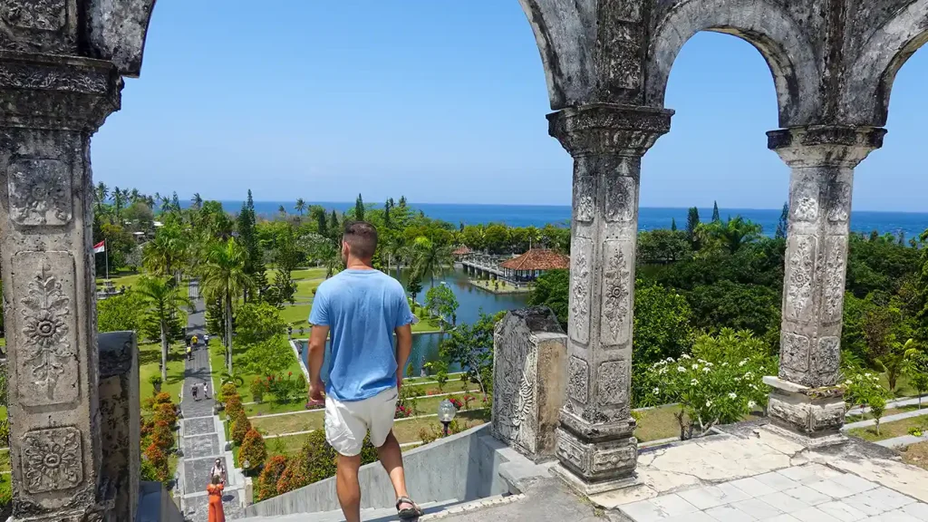 Joan observando desde un mirador superior en el Palacio de Agua de Ujung.